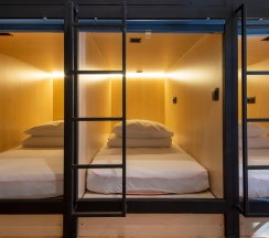 Кровать в 8-местном женском номере (общие удобства) в A4 capsules