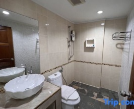 Двухместный номер Deluxe с частичным видом на море 2 отдельные кровати в The Beach Front Resort Pattaya - SHA Plus