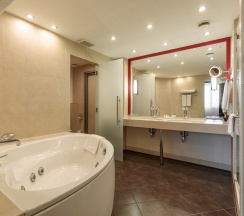 Премьер Люкс в Ramada by Wyndham Yekaterinburg Hotel&Spa