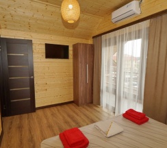 Коттедж с балконом и с красивым видом из окна в Диамант