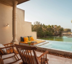 Двухместный люкс у моря ‘Pool Paradise’ двуспальная кровать в Devasom Khao Lak Beach Resort & Villas
