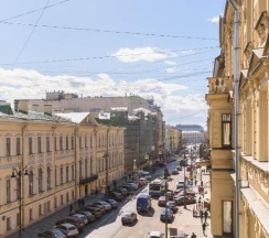 Семейные апартаменты с балконом и видом на ул. Малую Морскую в Соло Адмиралтейская