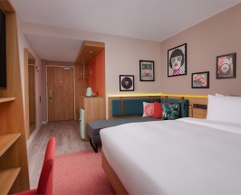 Стандартный номер с кроватью Queen size и диваном в Hampton by Hilton Moscow Rogozhsky Val