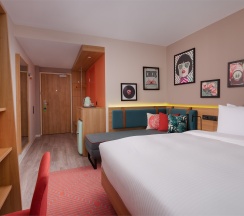Стандартный номер с кроватью Queen size и диваном в Hampton by Hilton Moscow Rogozhsky Val