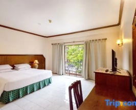 Двухместный номер Standard с видом на улицу двуспальная кровать в Kata Sun Beach Hotel