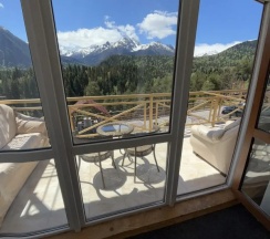 Люкс с балконом и c панорамным видом на горы в Шатун