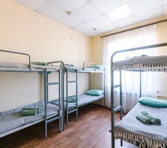 Кровать в 12-местном общем номере в Сириус