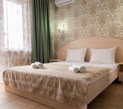 Трехместный номер Комфорт с балконом в Сюзэн