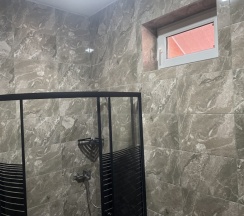 Семейный стандарт с общим душем и туалетом в Мотель