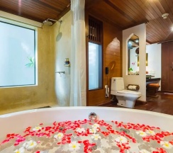Двухместный люкс Grand с видом на бассейн двуспальная кровать в Muang Samui Spa Resort