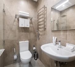 Семейный Полулюкс с 1 двуспальной и 1 односпальной кроватями в Ka Royal Hotel Boutique