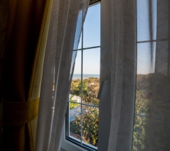 304 - Трехместный мансардный номер с боковым видом на море в Азов Инн