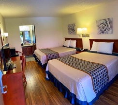 Четырёхместный номер Standard в Vantage Point Inn Woodland Hills