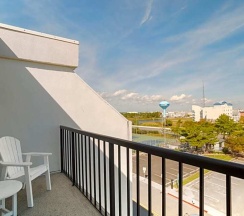 Четырёхместный номер Standard с балконом в Best Western Plus Ocean City