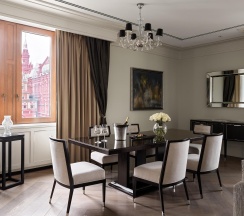 Номер люкс посольский с 1 двуспальной кроватью в Four Seasons Hotel Moscow
