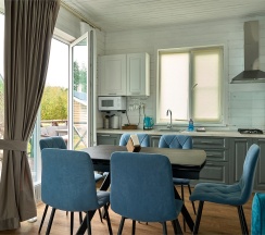 Коттедж с террасой и уличным джакузи в Ялкала