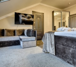 Двухместный номер 24D Deluxe Мансарда с балконом и с видом на море двуспальная кровать в Exclusive Hotel&Apartments