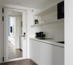 Комфорт с видом на Невский проспект в Огюстин Шатильон