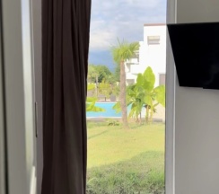 Вилла с балконом и с видом на бассейн в Higos Hotel