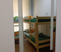 Кровать в женском 6-местном номере в Garden 22/2