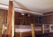 Кровать в общем номере с красивым видом из окна в Inthanon Hostel - Adults Only