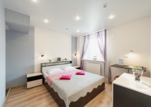 Комната в нежных тонах с двуспальной кроватью. в Star home