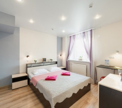 Комната в нежных тонах с двуспальной кроватью. в Star home