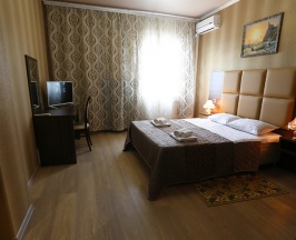 Двухкомнатный номер с двуспальной кроватью и двуспальным диваном в Гранд Лион