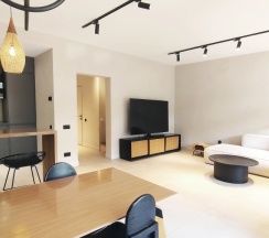 Семейный коттедж с балконом и с красивым видом из окна в Калайчев двор