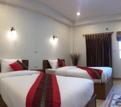 Двухместный номер Standard с балконом 2 отдельные кровати в Maesot Siri Hotel