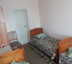 Кровать в общем номере в Цезарь