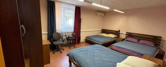 6 местный номер с 3-мя двуспальными кроватями в Неделина