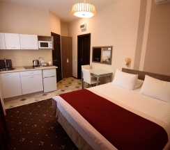 Улучшенный номер с кухней и двуспальной кроватью в Time hotel