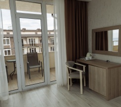 FAMILY JUNIOR SUITE с боковым видом на море и бассейн в Эмеральдика