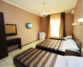 Четырёхместный номер Standard с балконом и с красивым видом из окна в Ахиллес-Палас