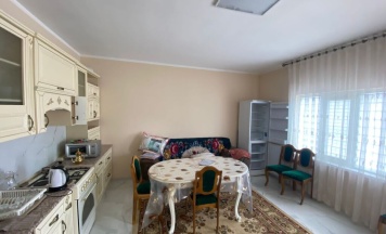 Коттедж с балконом и с красивым видом из окна в Сафари