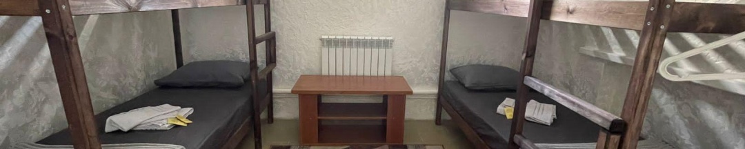 Кровать в 4-местном общем мужском номере (верхний ярус) в Мёд