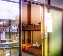 Кровать в общем номере в INFINITY Beach Club - Hostel