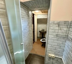 Общий 7-местный номер для мужчин и женщин с удобствами на этаже в Rest Home