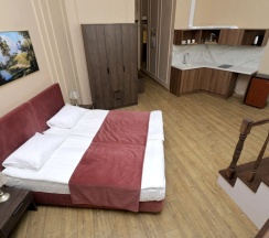 Трёхместные апартаменты с подиумом и собственной кухней в Дом паломника на Владимирской