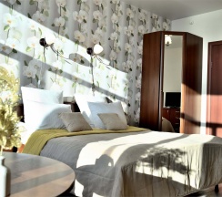 №11. Семейный номер с двуспальной кроватью, диваном и видом на Байкал в Прибой