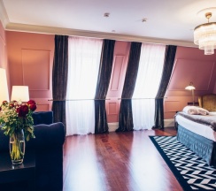 Семейный номер с видом на улицу в Dom Boutique Hotel