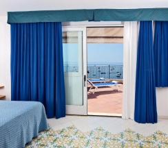Двухместный номер Superior с видом на море двуспальная кровать в Hotel Pupetto
