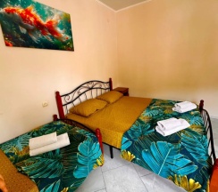 Трёхместный номер Улучшенный с балконом и с красивым видом из окна в Морские истории