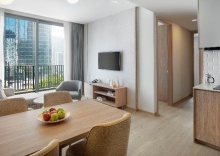 Номер Standard с 2 комнатами с балконом двуспальная кровать в Staybridge Suites Bangkok Thonglor, an IHG Hotel