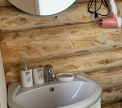 Коттедж улучшенный с 2 односпальными и 1 двуспальной кроватью в Аура Алтая