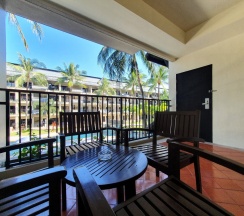 Четырёхместный люкс с террасой с 2 комнатами в Отель Radisson Resort and Suites Phuket