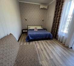 Трёхместный номер Superior с балконом и с красивым видом из окна в Morskoy priboy