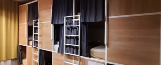 Верхний ярус в 15тиместном общем номере в Bird house Hostel
