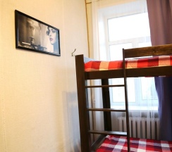 Кровать в общем номере с красивым видом из окна в Хостел Loft Minsk